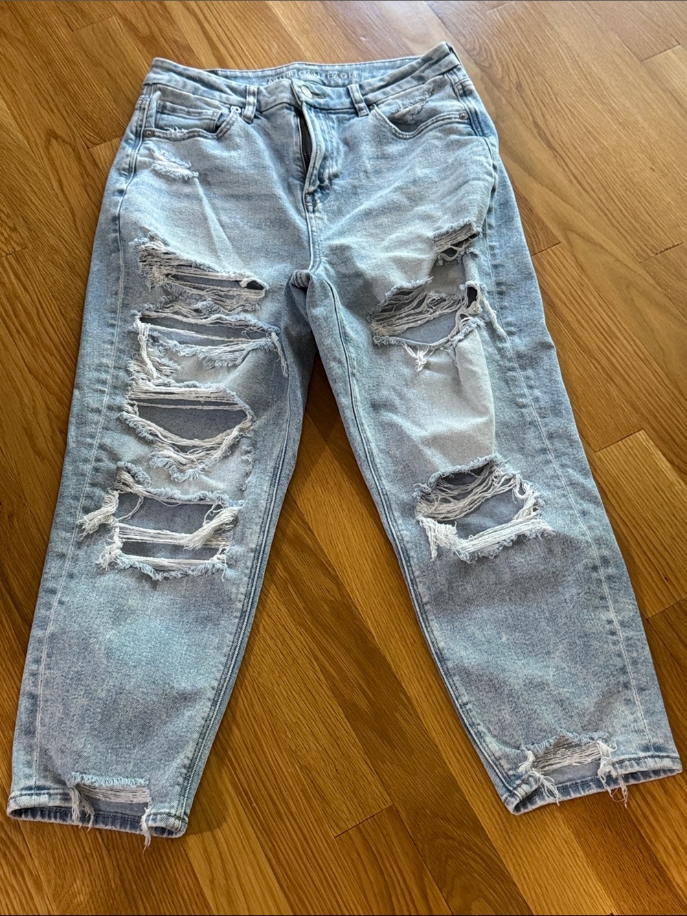 American Eagle curvy mom jeans Light Wash Distressed Ripped Jeans 8 x-short